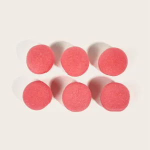 Vue détaillée de bigoudis en mousse rose, matériau éponge doux pour boucles sans chaleur la nuit.