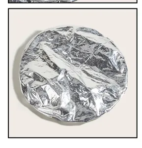 Bonnet de masque capillaire en aluminium argente pour soin thermique et coloration.