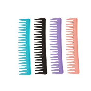Professionelles Set aus vier bunten grobzinkigen Haarkämmen für Styling und tägliche Pflege
