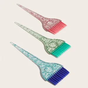 Kit de pinceaux de coloration professionnelle avec poignées transparentes et poils souples.