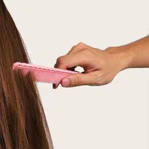 Professioneller rosa Kunststoff Frisierkamm mit Doppelzähnen für das tägliche Haarstyling.