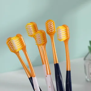 Vue détaillée de brosses à dents pour adultes à tête large et poils souples pour un soin quotidien.
