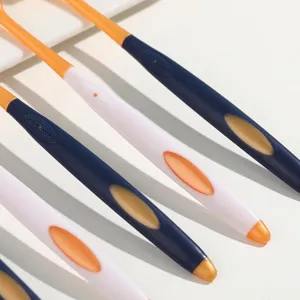 Détail de brosse à dents adulte à tête large avec poils souples pour un soin bucco-quotidien.
