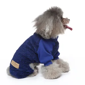 Winterwarme Fleece Hundebekleidung mit Stehkragen und langen Ärmeln für Haustiere Hauptansicht.