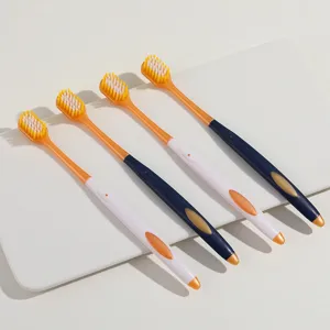 Vue détaillée de brosse à dents à tête large, poils souples pour un nettoyage doux.