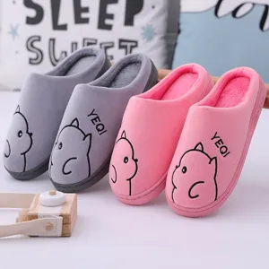 Gemütliche Plüsch Hausschuhe für Paare im Winter in Grau und Rosa mit süßer Stickerei.