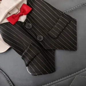 Vestito da smoking per cani in stile britannico con gilet a righe e papillon rosso.