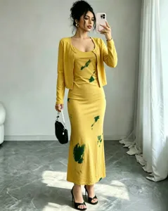 Set composto da abito lungo giallo con bretelle e cardigan abbinato alla moda.