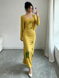 Vista dettagliata del cardigan tie-dye giallo e dell'abito sottoveste, silhouette elegante.