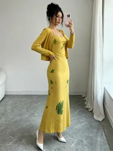 Completo elegante cardigan giallo e abito bodycon sottoveste per la moda quotidiana.