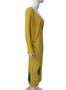 Set di due pezzi cardigan giallo e abito sottoveste con stampa verde, elegante stile midi.