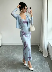 Dettaglio set abito sottoveste tie-dye blu, elegante outfit in stile resort francese, chic.