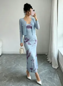Set abito lungo tie-dye azzurro e cardigan in rete, elegante vestito da donna due pezzi.