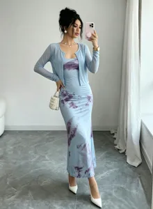 Elegante set abito midi tie-dye blu con cardigan trasparente, stile francese alla moda.