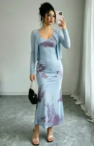 Vista dettagliata dell'abito elegante con spalline tie-dye blu e cardigan abbinato.