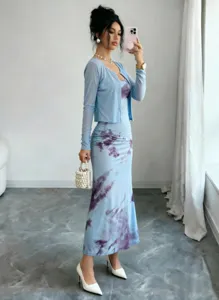 Set abito lungo tie-dye blu e cardigan in rete, outfit chic elegante vista dettagliata.