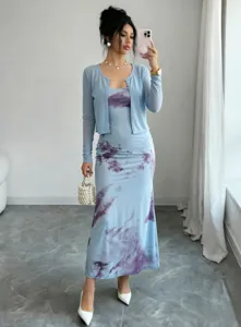 Vista dettagliata abito sottoveste tie-dye blu e cardigan, vestito elegante per vacanze donna.