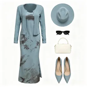 Set di abito lungo blu tie-dye con accessori chic coordinati e dettagli di stile eleganti.