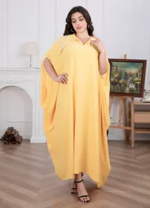 Gedetailleerd close-up van de elegante strass-afgewerkte vleermuismouw van deze caftan.