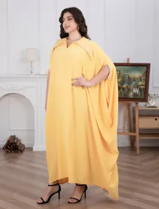 Grote maat gele kaftan jurk met elegante vleermuismouwen en strass accenten voor feest.