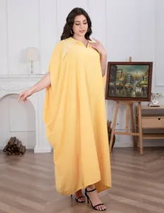 Grote maat gele maxi-jurk met vleermuismouwen en straskraag voor elegante feesten.