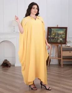 Plus size gele kaftan maxi jurk met vleermuismouwen en elegante strass kraag details.