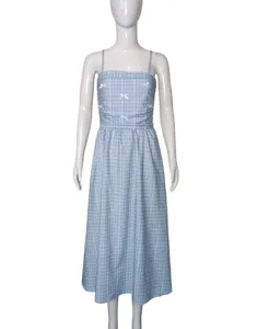 Robe midi à bretelles fines à carreaux bleus pour femmes, jolis nœuds et vacances d'été.