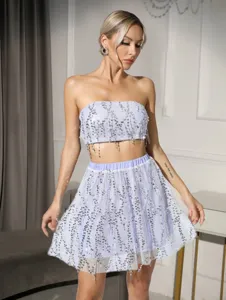 Vue détaillée du haut court à sequins étincelants et de la mini-jupe à franges lilas.