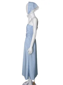 Robe nuisette à carreaux bleus avec foulard assorti, style champêtre romantique pour l'été.