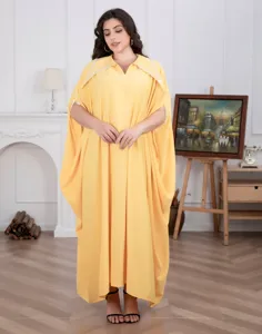 Gedetailleerde close-up van de elegante gele maxijurk met schitterende strasskraag.