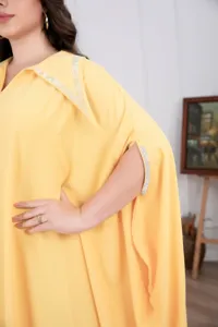Gedetailleerd overzicht van grote maat strass kaftan jurk met elegante vleermuismouwen.