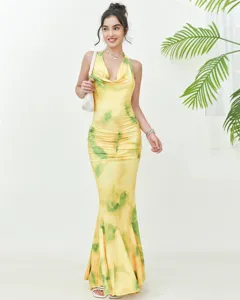 Κομψό κίτρινο tie-dye halter μάξι φόρεμα με βαθύ V λαιμόκοψη, εφαρμοστό μακρύ φόρεμα.