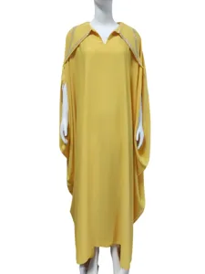 Gedetailleerd overzicht van gele oversized feestjurk met vleermuismouwen en strass kraag.