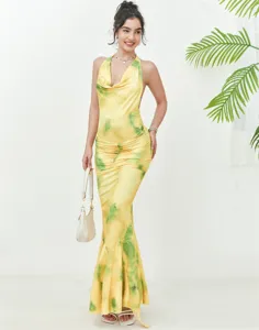 Εντυπωσιακό μακρύ φόρεμα halter tie-dye λεπτομέρεια, κομψό βραδινό στυλ γοργόνας.