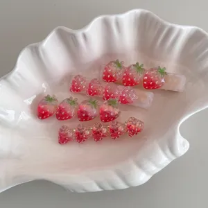 Pinces à Cheveux Fraise Douce Style Coréen pour Femmes Pince Latérale Faite à la Main en Résine 3D Accessoires de Cheveux à la Mode