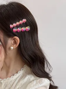 Détail de pince à cheveux fraise, design scintillant rose mignon pour les femmes.