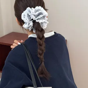 Geplooide gestreepte haarscrunchie accessoire, zoete bos-stijl haarband voor paardenstaart.
