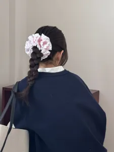 Chique roze geruite geplooide haarscrunchie detailweergave, schattige paardenstaarthouder.