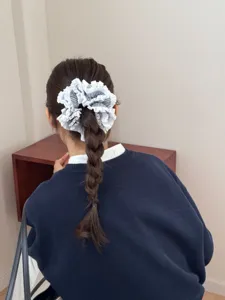 Blauw-wit gestreepte ruffle haarelastiek, geplooide haarelastiek in bosstijl voor paardenstaart.