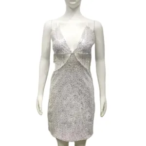 Détail de robe pailletée découpée, chaîne de strass scintillante, style de fête élégant.