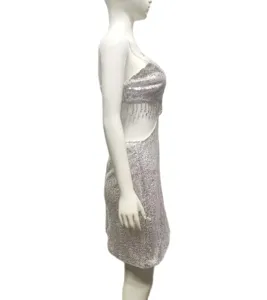 Vue détaillée de la robe pailletée argentée avec franges en chaîne de strass tendance.