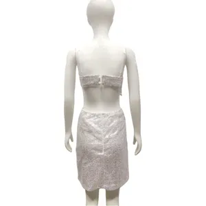 Vue détaillée de la robe dos nu à bretelles en sequins argentés et chaînes de strass.