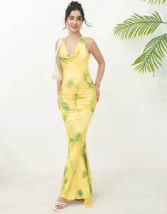 Λεπτομέρεια του κίτρινου και πράσινου tie-dye halter maxi φορέματος με κομψή ανοιχτή πλάτη.