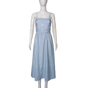 Robe midi à bretelles à carreaux bleus avec jolis nœuds pour les vacances d'été des femmes