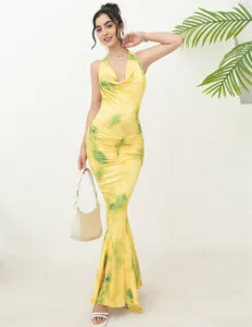 Λεπτομέρεια μακρύ φόρεμα tie-dye με halter λαιμόκοψη, σικ βραδινό φόρεμα με βαθύ V-neck.