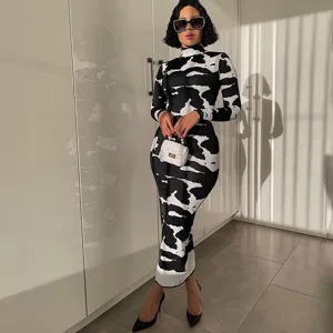 Schickes schwarz-weißes abstraktes Maxikleid mit Stehkragen und langen Ärmeln