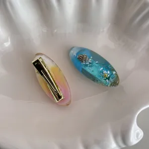 Ocean style resin hair clips with shell and conch design, cute summer duckbill hair accessories.