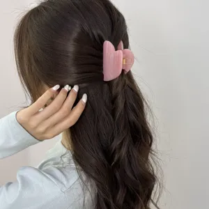 Pince à cheveux cœur rose pour femmes, jolie barrette en résine pour coiffures élégantes.
