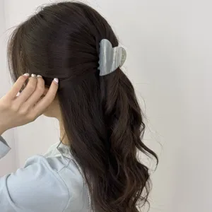 Pince à cheveux coeur grise, accessoire élégant en acrylique pour coiffure tendance.