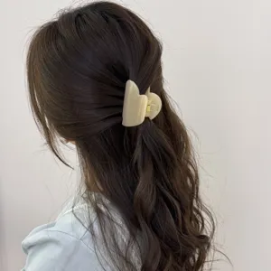 Élégante pince à cheveux cœur pour femme, bel accessoire de coiffure tendance.